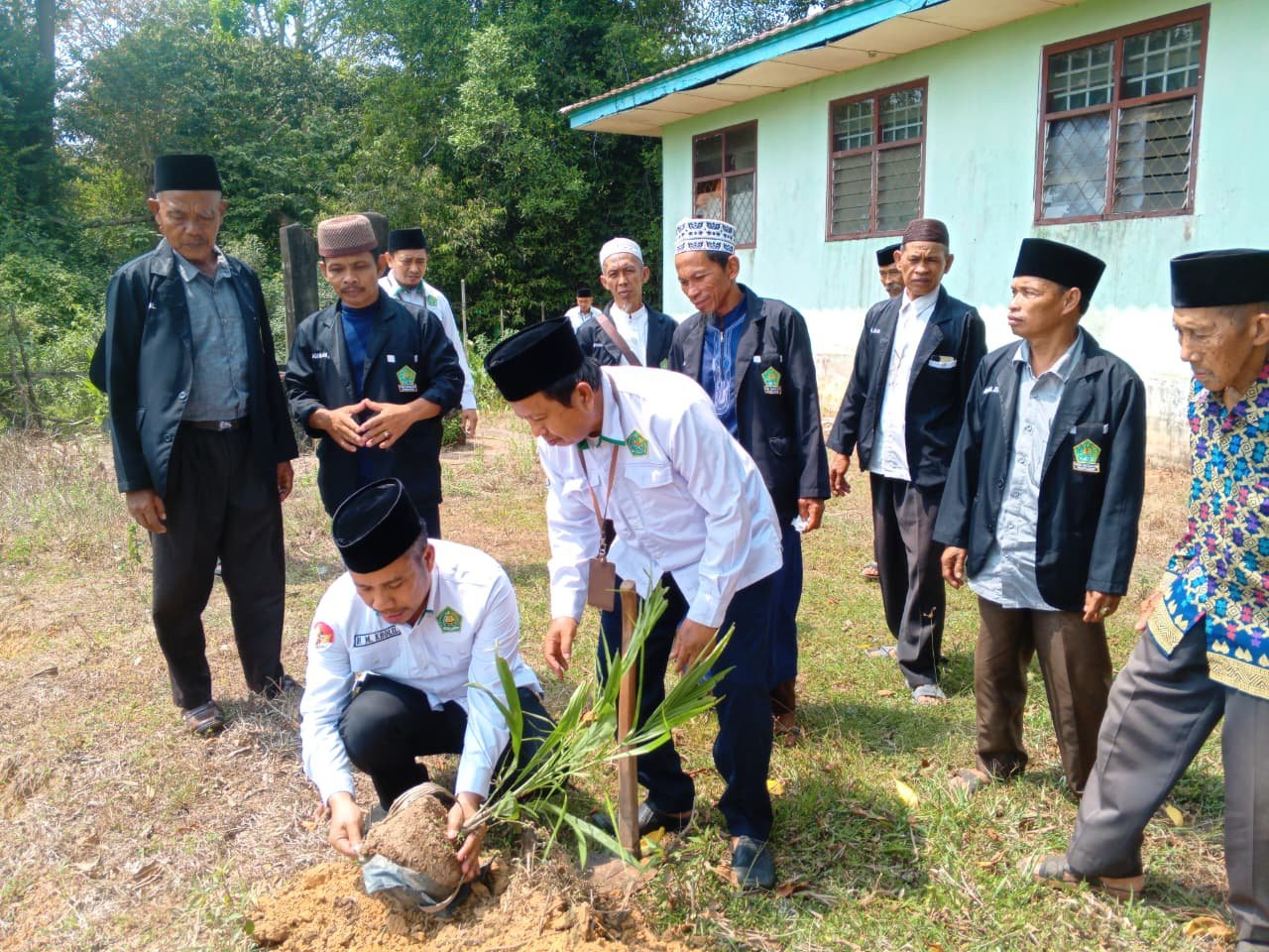 Hijaukan Bumi dari KUA, Kakan Kemenag OKI Wujudkan Ekoteologi Lewat Gerakan Tanam Pohon